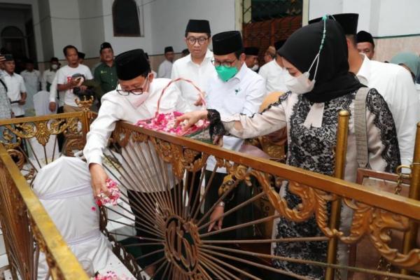 Gus Muhaimin Ziarah ke Makam KH. Hamid Pasuruan