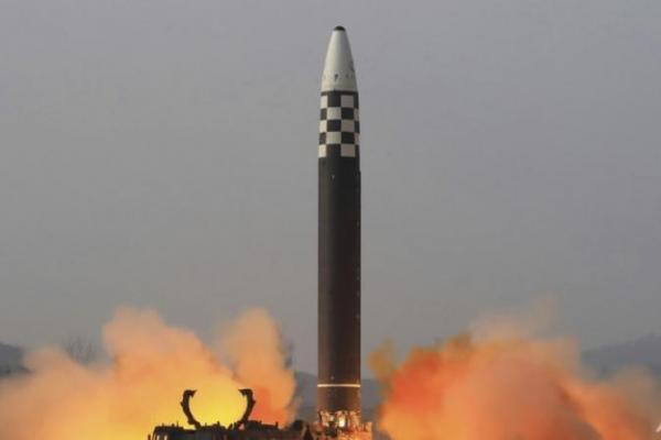 Foto-foto yang dirilis pada hari Jumat oleh media pemerintah negara itu menunjukkan Kim Jong Un menyaksikan peluncuran bersama putrinya.