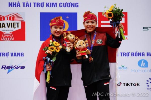 Tampil pada partai final ganda putri nomor seni di Bac Tu Liem Gymnasium, Rabu (11/5), Riska/Ririn sukses meraih 9,955 poin.