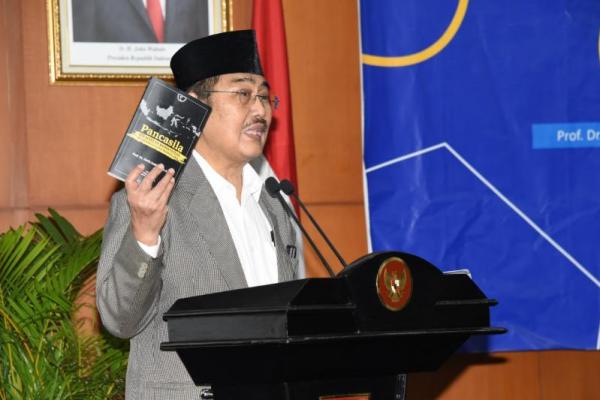 Jimly mengingatkan agar seluruh rakyat bersama-sama memasyarakatkan kesadaran ber-Pancasila, termasuk kesadaran tentang pentingnya memperingati 1 Juni.