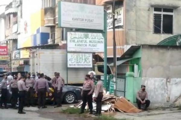 Polda Metro Jaya meringkus Pimpinan Khilafatul Muslimin di masrkasnya di Lampung. Ternyata mantan narapidana teroris.