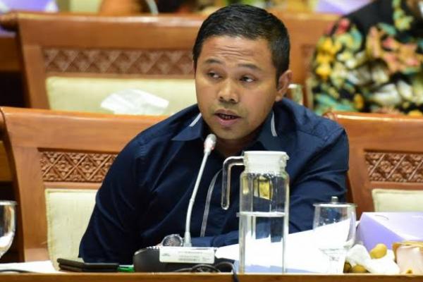 Menurut Abdul Wahid, usulan pembahasan RUU LLAJ dari Komisi V belum dibahas di Baleg karena tidak masuk Prolegnas. Keberadaan RUU LLAJ disebutkan dia masuk daftar tunggu. Sebab meski RUU Jalan telah disahkan menjadi UU Jalan, maka tidak secara otomatis RUU LLAJ menggantikannya untuk dibahas.