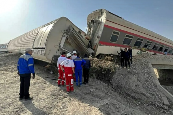 Kecelakaan kereta di Iran, 17 orang tewas dan 50 kritis.