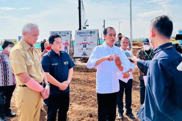 Gubernur Jawa Tengah, Ganjar Pranowo, mendampingi Presiden Jokowi dalam blusukan ke pasar tradisional di Pasar Menden, Kecamatan Kradenan.