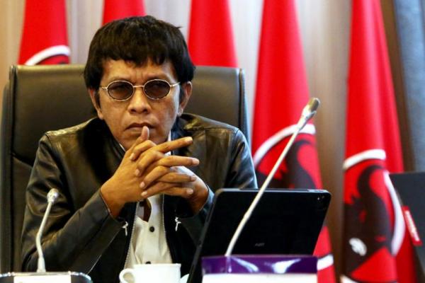 Pertama, dalam perjalanan hidup Jokowi, tercatat bahwa PDI Perjuangan adalah partai pengusung yang bersama rakyat telah membawa Jokowi dan keluarga mendapatkan 7 kali kemenangan tanpa putus, yaitu 2 kali menjadi walikota, 1 kali menjadi Gubernur DKI, dan 2 kali menjadi Presiden RI.