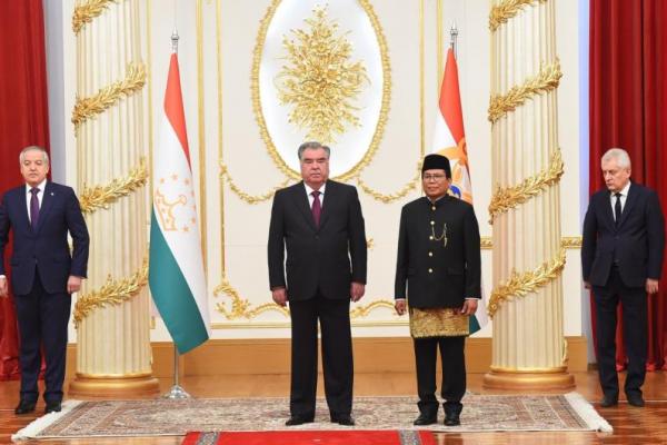 Presiden Emomali Rohman juga menyampaikan bahwa Indonesia merupakan negara yang sangat penting bagi Republik Tajikistan.