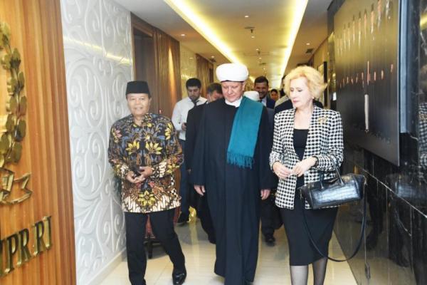 Indonesia mengedepankan pentingnya banyak teman, dan melakukan diplomasi untuk kemanfaatan antar semua sahabat dan umat Islam di dunia.