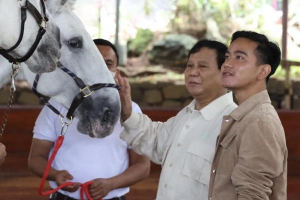 Walikota Solo Gibran Rakabuming Raka berkunjung ke kediaman Ketua Umum Partai Gerindra, Prabowo Subianto di bukit Hambalang, Desa Bojong Koneng, Sabtu (18/6).