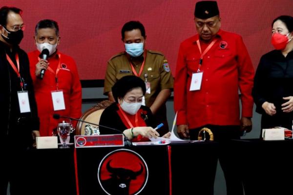 Terjadi percakapan ringan di antara Megawati, Olly dan Bahtiar.