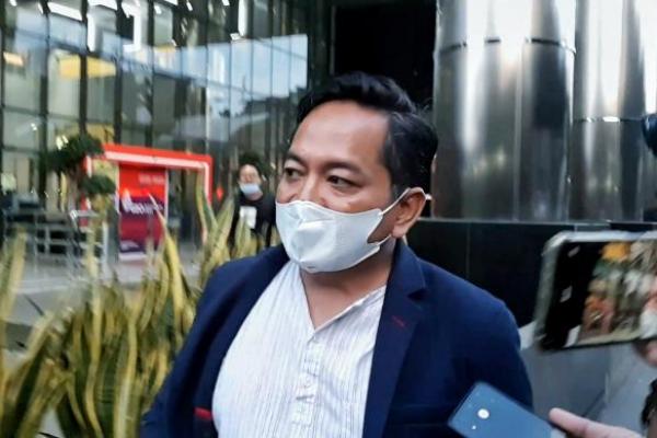 Pemeriksaan itu terkait kasus dugaan suap izin pembangunan Apartemen Royal Kedhaton di Yogyakarta di Malioboro, Yogyakarta.