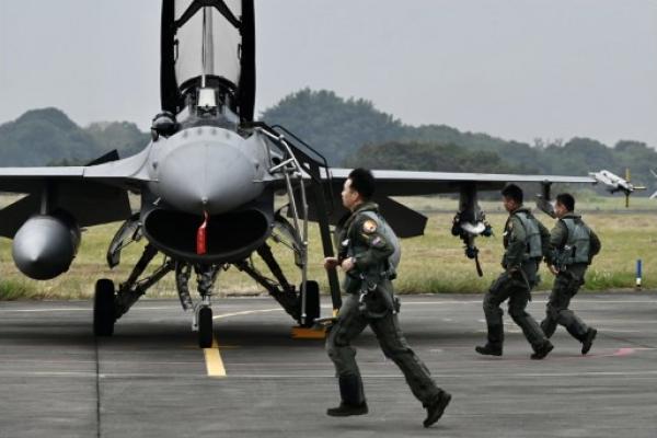 Taiwan kerahkan jet tempur usir puluhan pesawat China di zona pertahanan udara.