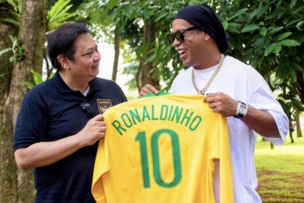 Menteri Koordinator Bidang Perekonomian Airlangga Hartarto menyambut kedatangan legenda sepak bola asal Brasil, Ronaldo de Assis Moreira.