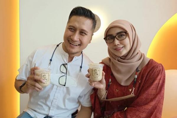 Arie Untung dan sang istri makin lengket aja dengan membuka bisnis kafe yang diberinama Aku Ngopi.
