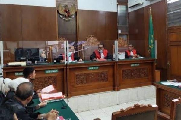 Dalam putusannya, Hakim Arlandi menyatakan, Alvin terbukti secara sah dan meyakinkan bersalah melakukan tindak pidana pemalsuan surat secara berlanjut.