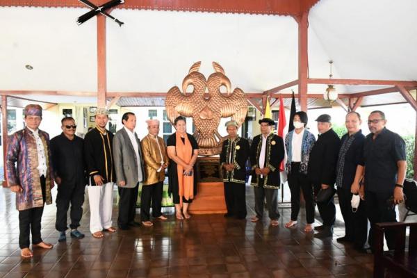 Perlu aturan yang mendukung mereka agar mampu mengambil langkah-langkah yang dibutuhkan dalam melestarikan peninggalan bersejarah Nusantara.