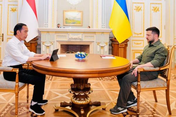 Presiden Jokowi mempersilahkan warga Ukrainya datang ke Indonesia saat bertemu dengan Presiden Zelenskyy.