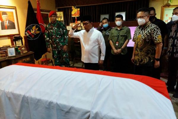 Jenazah telah tiba di Rumah Dinas Menpan RB sekitar pukul 13.40 WIB dan dikawal oleh pihak Kepolisian.