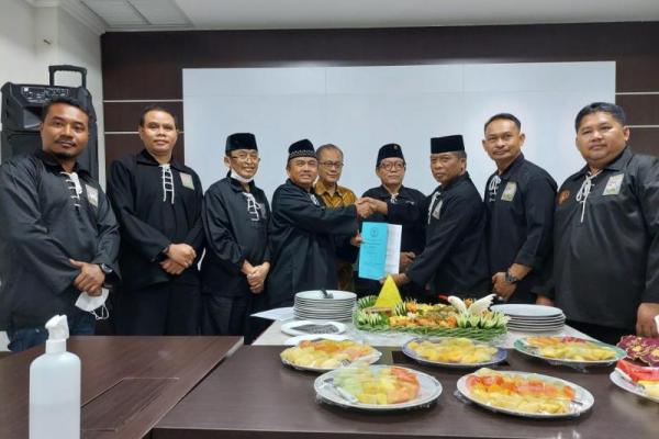 Menurut dia, dengan adanya putusan PK dari Mahkamah Agung maka tidak ada lagi dualisme kepengurusan PSHT. Sebab dalam putusannya, MA menyatakan bahwa kepengurusan PSHT hasil Parapatan Luhur tahun 2016 adalah sah. Dan, ditegaskan pula bahwa Parapatan Luhur tahun 2017 berikut kepengurusannya secara tegas tidak sah.