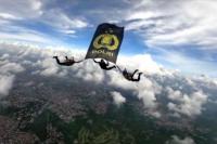 Aksi 41 Penerjun TNI-Polri Kibarkan Bendera di HUT Bhayangkara