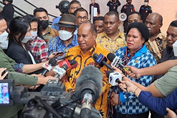 Walikota Sorong, Lamberthus Djitmau tak kuasa menahan kegembiraannya seiring disahkannya RUU Papua Barat Daya oleh DPR RI. 