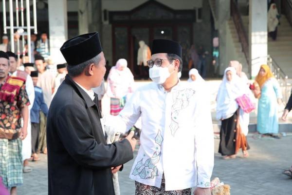 Gus Halim melaksanakan Salat Ied di Pondok Pesantren (Ponpes) Mamba`ul Ma`arif, Denanyar, Kabupaten Jombang, Jawa Timur.