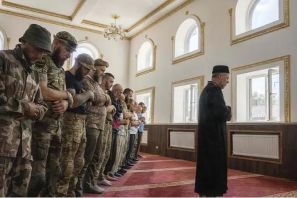 Rayakan Iduladha, Muslim Ukraina berdoa untuk kemenangan.