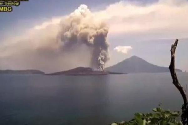 Anak Krakatau erupsi, warga diminta hindari radius 5 Km dari kawah aktif
