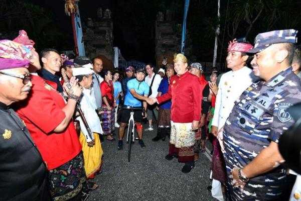 Solo Triathlon dilakukan melalui kegiatan bersepeda sepanjang 135 kilometer dari Puri Ageng Blahbatuh hingga Pelabuhan Gilimanuk.