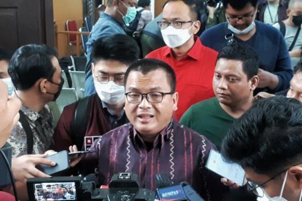 Saya meyakini Mahkamah tidak akan memutuskan permohonan tidak dapat diterima, karena permohonan Paslon 01 dan 03 jelas memenuhi syarat formil untuk diputuskan pokok permohonannya.