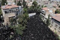 Ribuan Orang Hadiri Pemakaman Rabi Yahudi Anti-Israel