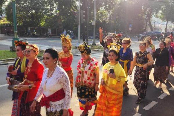 Spirit Berkepribadian dalam Kebudayaan, PDIP Pawai ke Gedung KPU