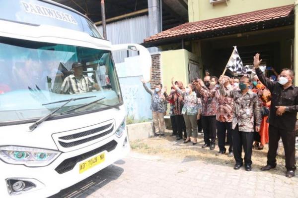 Sejumlah 12 KK (46 jiwa) transmigran asal DIY akan diberangkatkan menuju ke Permukiman Transmigrasi Raimuna Kabupaten Muna Provinsi Sulawesi Tenggara.