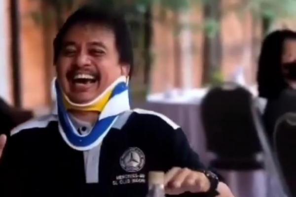 Tersangka Roy Suryo tertawa lepas saat ikut klub mercedes, namun sakit saat diperiksa sebagai tersangka di Polda Metro Jaya.