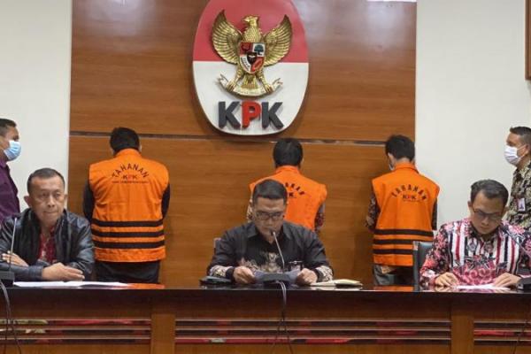 Untuk kebutuhan proses penyidikan, kata Asep, penyidik KPK melakukan upaya paksa penahanan pada para tersangka untuk 20 hari pertama.