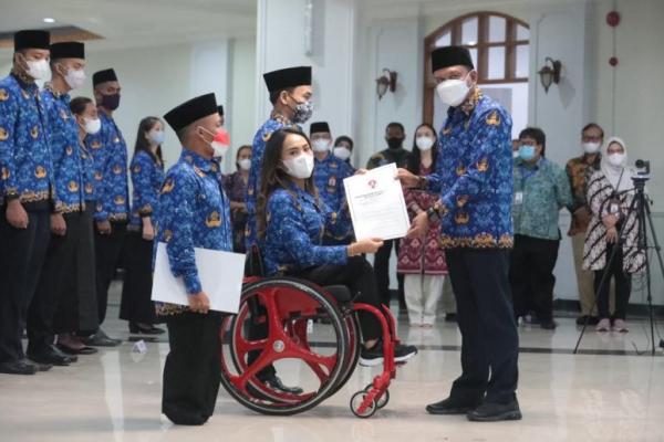 Sebanyak 57 atlet penyandang disabilitas dan 136 adalah atlet biasa yang berprestasi resmi menjadi PNS di Kemenpora. 