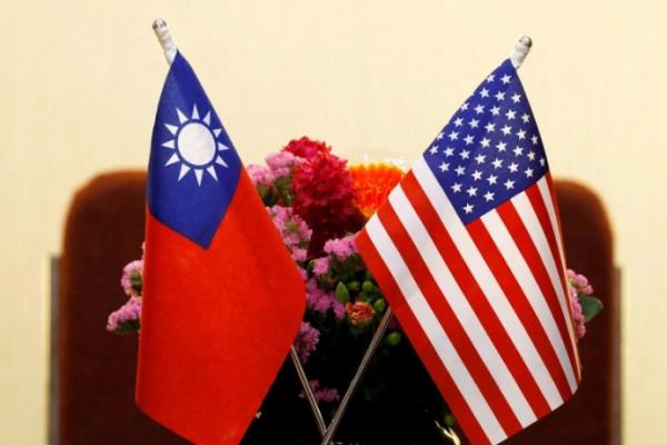 Kedua negara berkomitmen meningkatkan hubungan antara kedua pada saat ketegangan meningkat dengan China atas pulau yang diperintah secara demokratis itu.
 