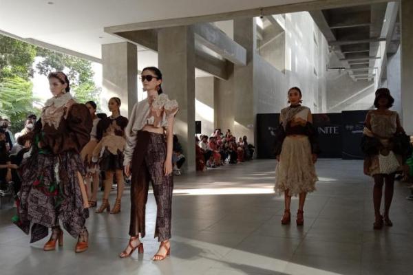 Mahasiswa IKJ Pamer Karya di Ajang Fashion Show 