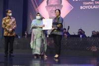 Serahkan Achmad Bakrie Award, Puan Apresiasi Dedikasi Dokter Tanggulangi Covid-19