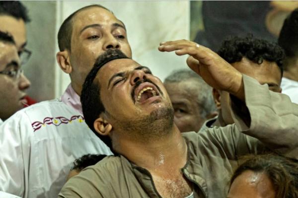 Warga Mesir berduka atas tewasnya 41 orang dalam kebakaran Gereja Koptik Kairo.