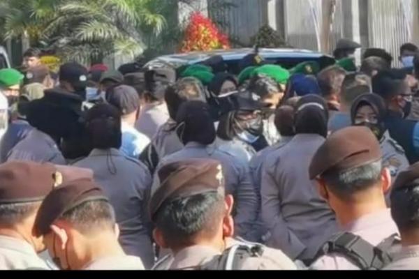 Pengadilan Negeri Malang melakukan eksekusi pengosongan dua rumah milik dokter yang sempat viral. 