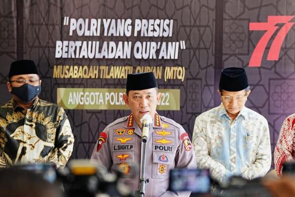 Kapolri Jenderal Listyo Sigit Prabowo menghadiri penganugerahan Musabaqah Tilawatil Qur’an (MTQ) anggota Polri di Auditorium STIK-PTIK, Kamis (18/82022).