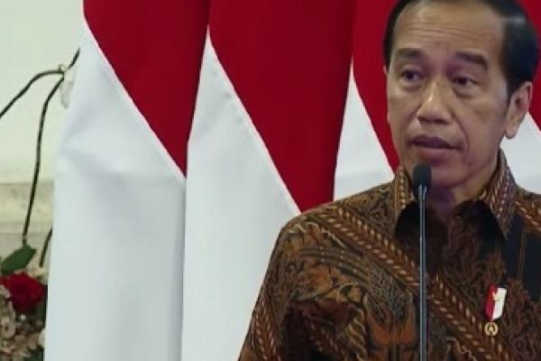 Mikrofon yang digunakan Presiden Jokowi tiba-tiba mati saat menjawab pertanyaan wartawan soal proposal perdamaian yang diusulkan menhan Prabowo Subianto.