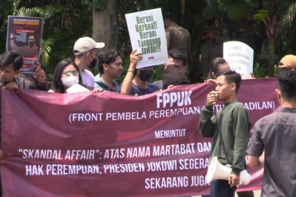 Mereka menduga Ketua Umum PPP iti telah melakukan affair dalam rumah tangganya.