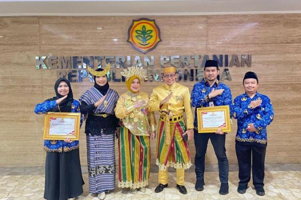 Dosen dan alumni Polbangtan YoMa raih penghargaan dari Kementan.