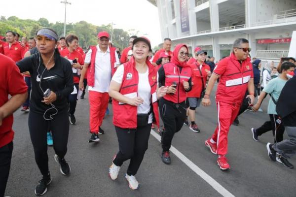 Ketua DPR RI Puan Maharani mengikuti acara jalan santai atau jogging bersama awak media.