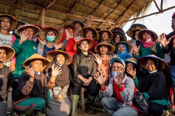 Puan pun ikut menanam singkong bersama 30 petani Desa Ujung Gunung Udik, Kecamatan Menggala.