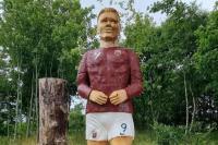 Patung Jelek Haaland di Norwegia Dicuri Penggemar