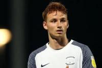 Jarang Main di Liverpool, Van den Berg Gabung ke Schalke