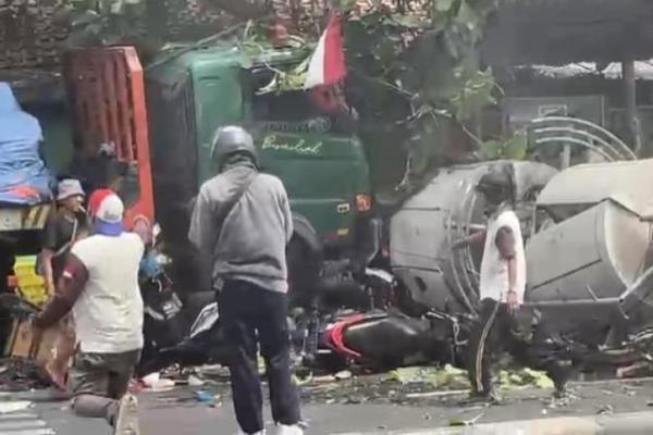 Kecelakaan maut truk trailer di Kranji Bekasi memakan 7 korban sisa SD tewas di lokasi.