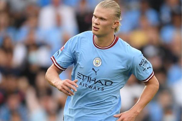 Man City pun berhasil membuka keunggulan pada menit ketujuh melalui Erling Haaland usai melewati penjaga gawang tim lawan, Kamil Grabara